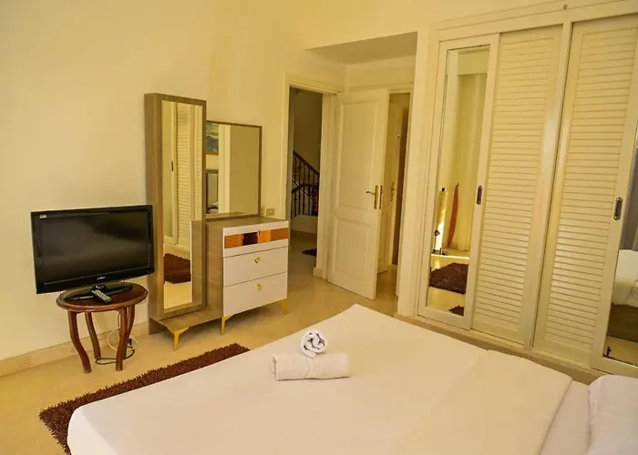 Stylish 4br V15 With A Private Heated Pool At White Villa *